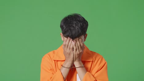 손을 은 오렌지색 스웨터를 입은 남자