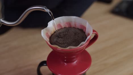 Verter-Agua-Caliente-De-La-Olla-En-El-Cono-De-Taza-De-Filtro-De-Café-Rojo-Con-Café