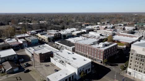 Centro-De-Clarksdale,-Mississippi,-Con-Video-De-Drones-Avanzando