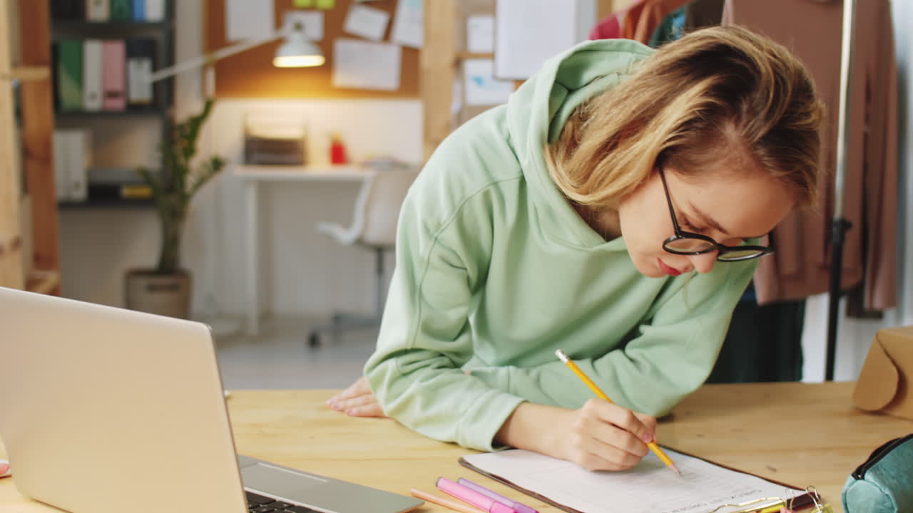 mujer trabajando en un proyecto en una oficina en el hogar