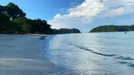 Toma-Matutina-En-El-área-De-La-Línea-De-Playa-De-Coral-En-La-Isla-De-Pangkor-Con-Arena-Blanca,-Cielo-Azul,-Nubes-Y-Sombra-Sobre-El-Océano