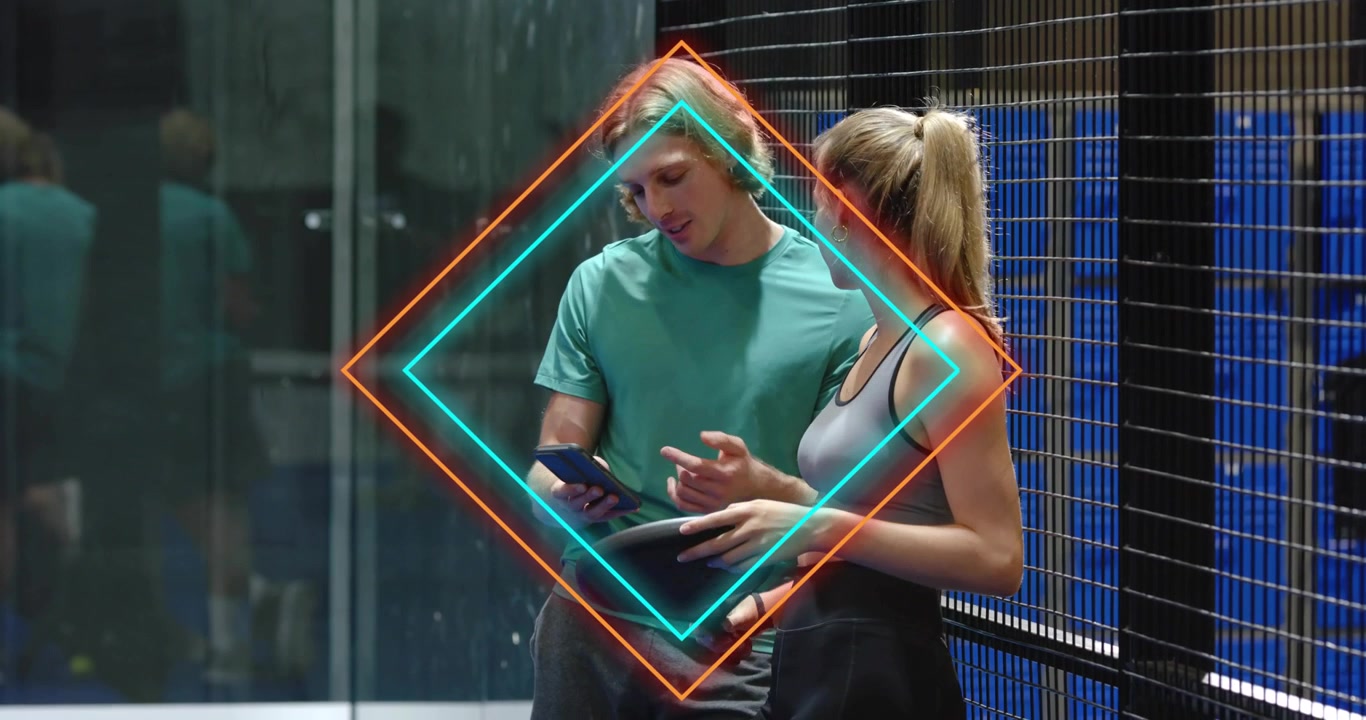 Compañeros de pádel tocando la pantalla del teléfono, mostrando un gráfico de diamante de tecnología deportiva sobre una cancha de pádel para estadísticas.