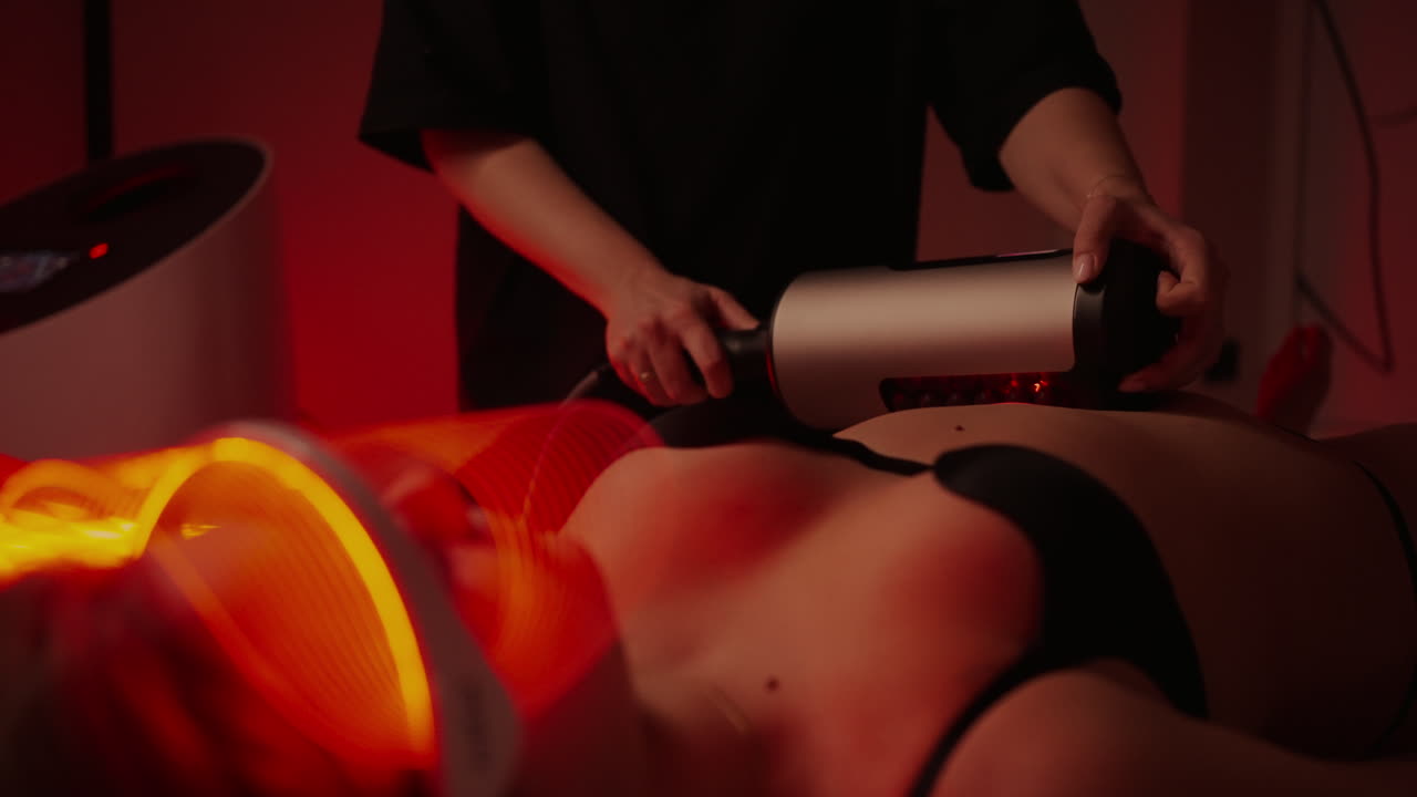 mujer recibiendo tratamiento de terapia de luz roja en un spa