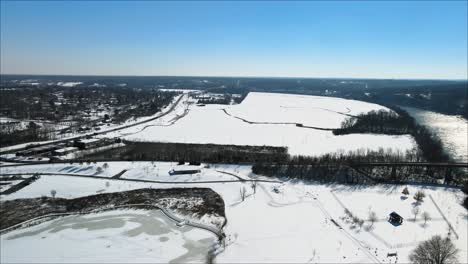 Imágenes-Aéreas-De-Un-Estanque-De-Pesca-Congelado-En-Clarksville,-Tennessee