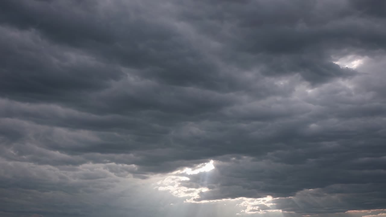Dramatisk videokoncept af overskyet himmel med tykke, mørke skyer