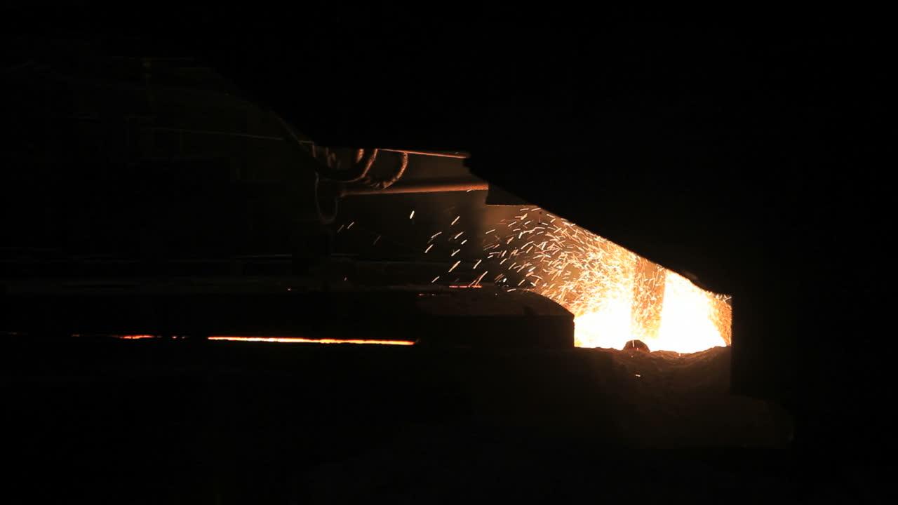 Scintille di metallo incandescente. Scintille di acciaio fuso. Industria siderurgica.