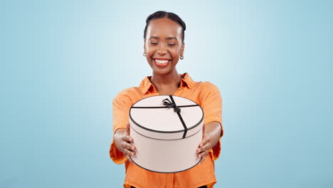 mujer negra, feliz o caja de regalo como presente