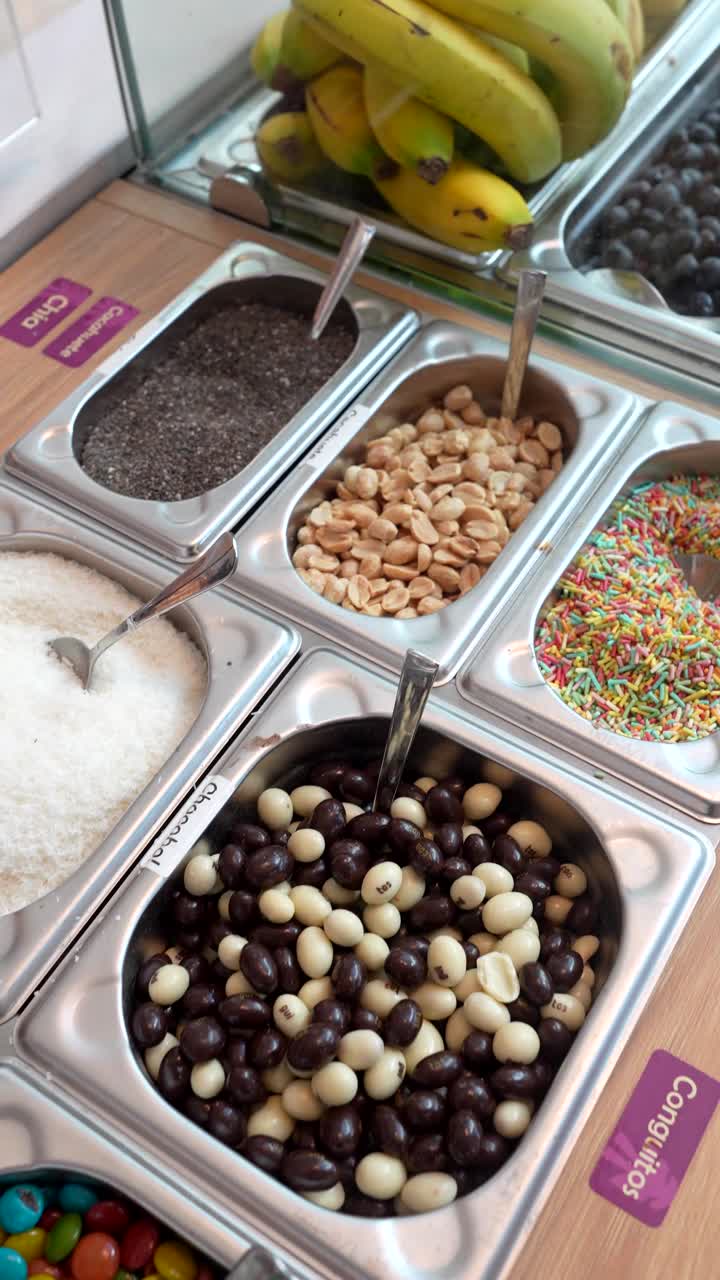 Varietà di Topping Dolci e Salutari in un Dessert Bar