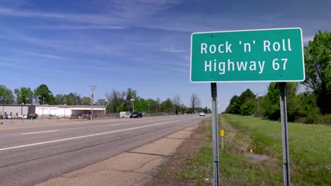 le panneau de l'autoroute 67 de rock 'n' roll dans l'arkansas avec une prise de vue large stable