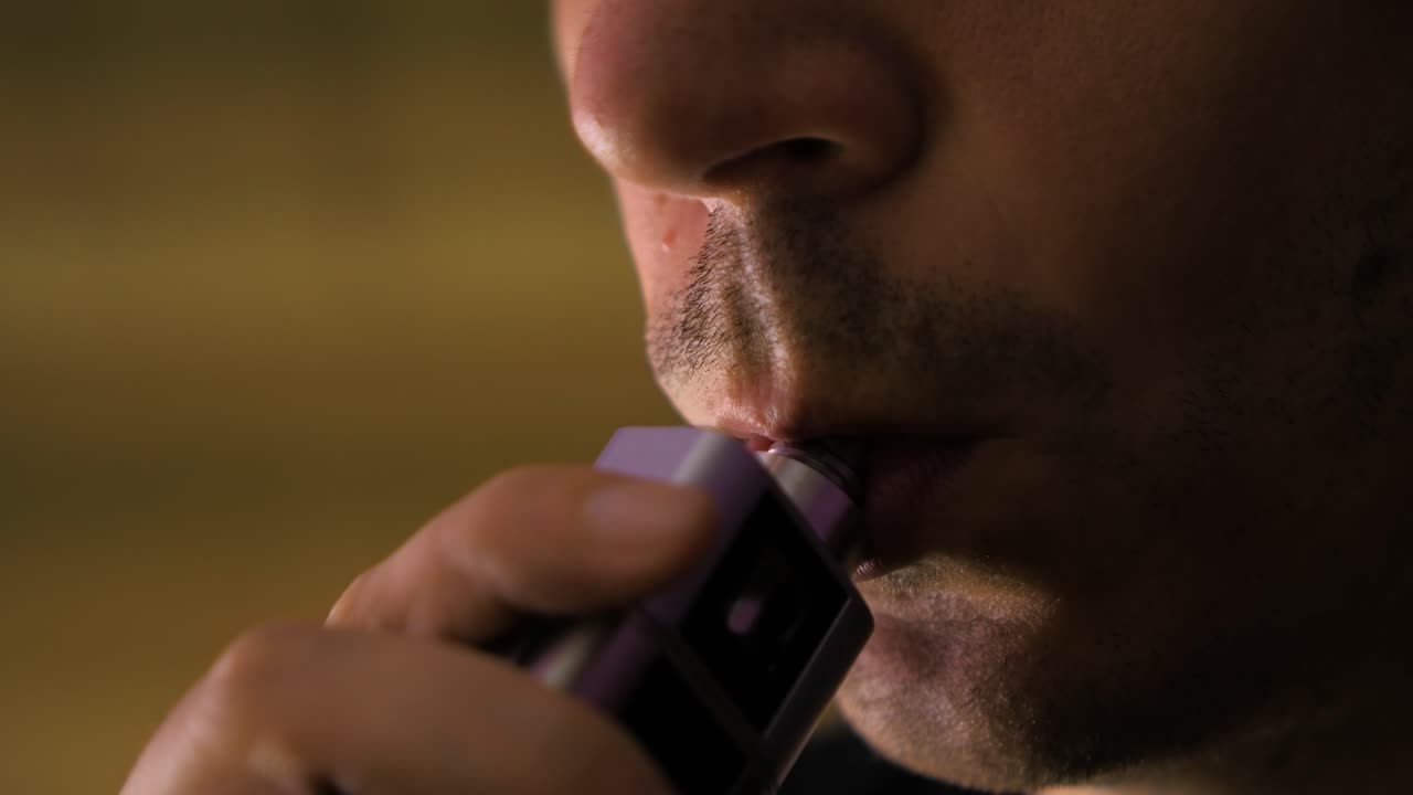 joven vapeando un cigarrillo electrónico, vaper