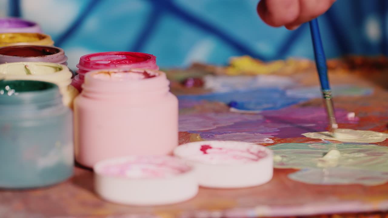 artista pintor a mano mezcla pintura cerca se encuentra un frasco de pintura
