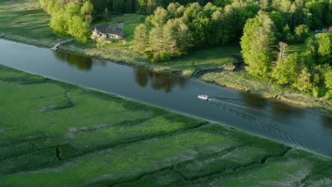 Toma-De-Drone-De-Un-Pontón-Navegando-Por-El-Río-Tidal-Squamscott-En-Stratham,-Nueva-Hampshire