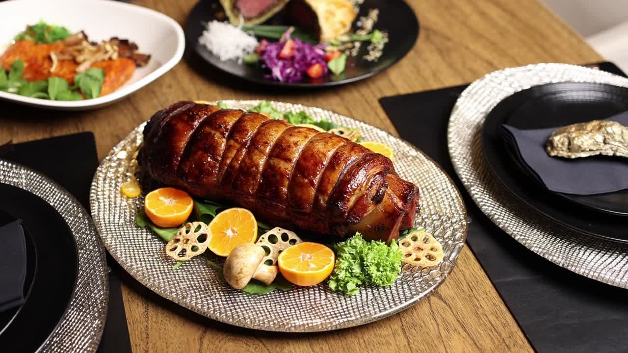 구워진 돼지고기 이와 함께 맛있는 저녁 식사 테이블 설정