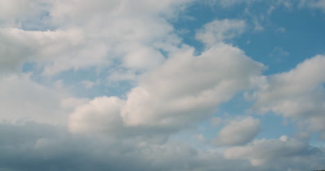 hermosas nubes en movimiento contra el cielo azul