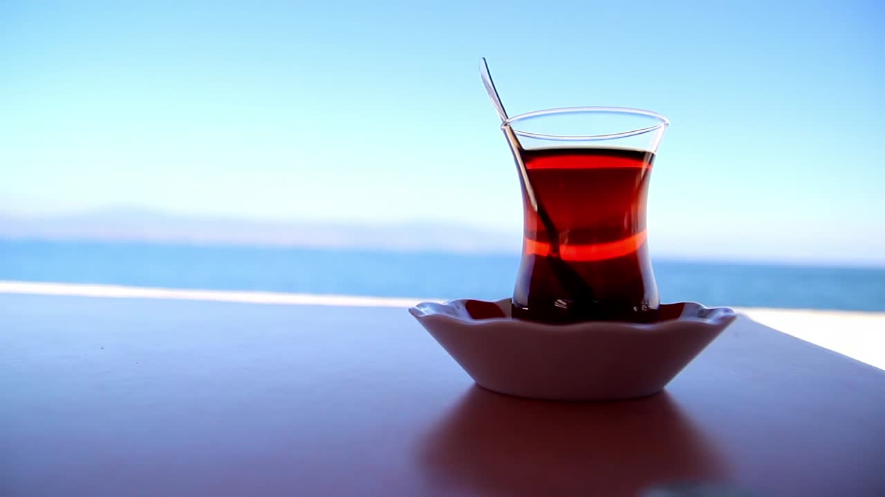 카페 이스탄불 2에서 터키 차를 마시고