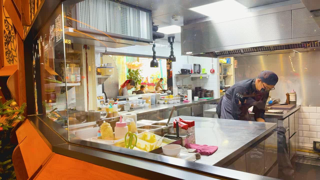 el chef prepara comida en un entorno de cocina festivo