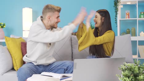 amigos de la escuela niños y niñas están contentos con los resultados del examen. amistad