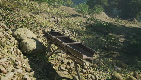 viejo canal de madera en un entorno forestal