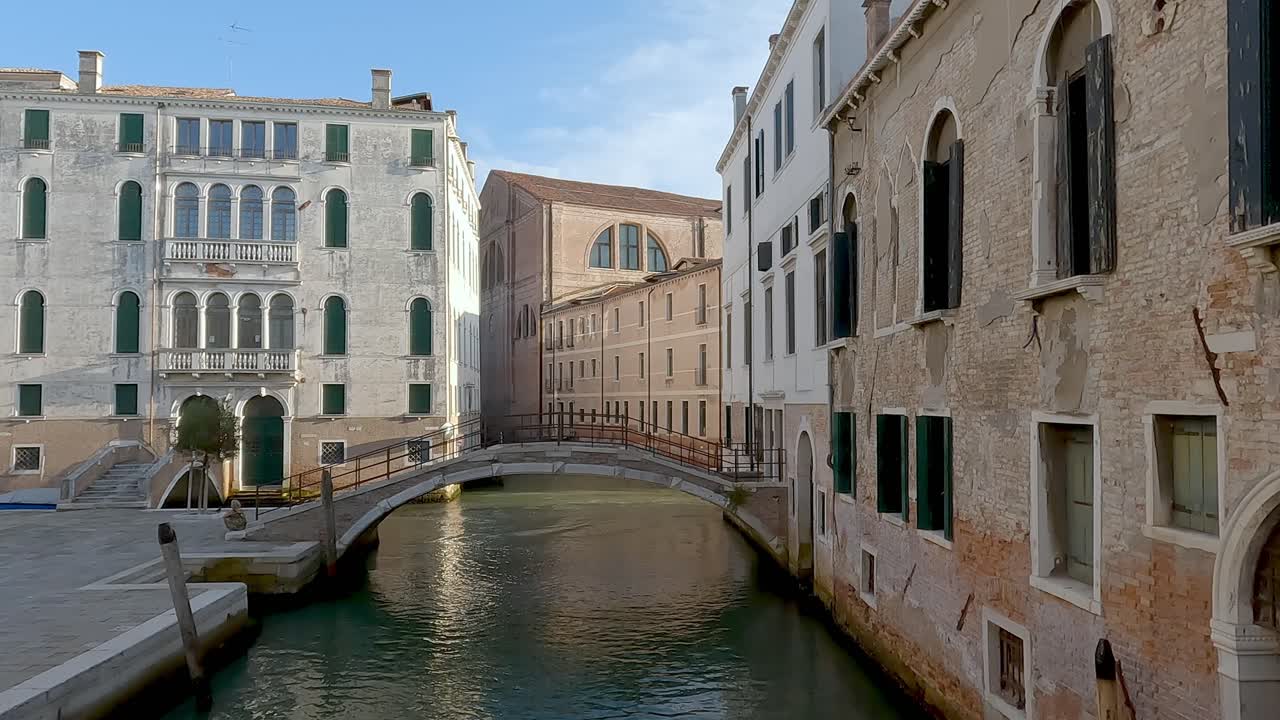hermosa arquitectura veneciana por encima de los canales vacíos de