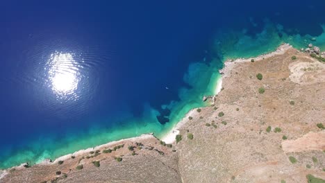 Eine-Schwenkende-Und-Neigbare-Drohnenaufnahme-Zeigt-Die-Berge-Und-Die-Küste-Von-Agriosiko,-Einem-Geheimen-Strand-In-Kefalonia,-Griechenland