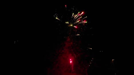 Slowmo---Feuerwerk-Mit-Vielen-Bunten-Schleifen