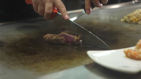 cortar trozos de pollo frito con un cuchillo