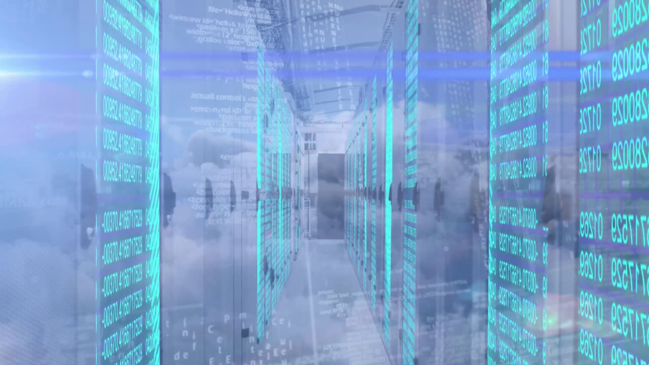 구름이 있는 하늘을 배경으로 컴퓨터 서버를 통해 데이터 처리의 애니메이션