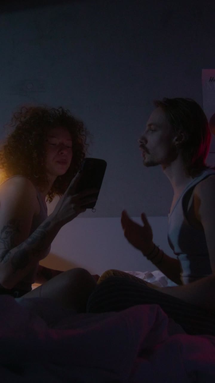 밤 에 침실 에서 상호 작용 하는 부부