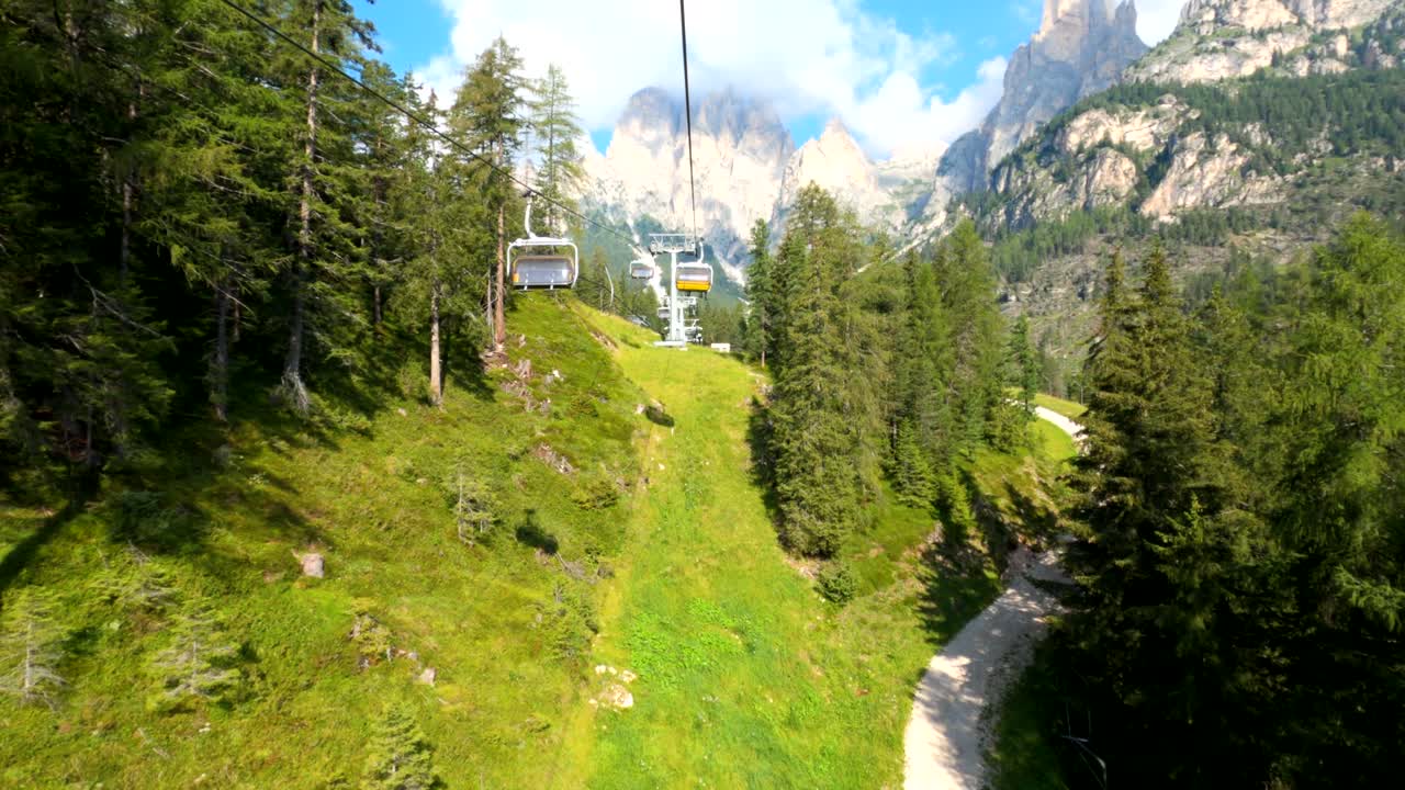 conducir en teleférico en verano en hermosas montañas dolomitas