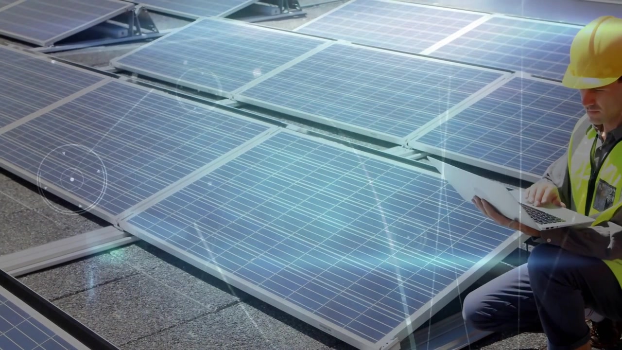 Video verticale: Test di arrivo di un laptop con tecnologia solare, posizionato in basso, con bagliore di luce sui pannelli e sul laptop.