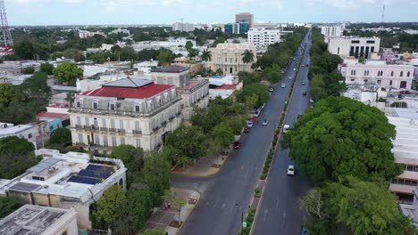 Empujón-Aéreo-Que-Muestra-El-Paseo-De-Montejo-Con-El-Museo-De-Arqueología-Del-Cantón-Del-Palacio-Y-La-Casa-Gemalas,-Casas-Gemelas-En-Merida,-Yucatan,-Mexico