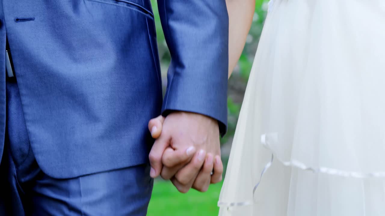 la novia y el novio tomados de la mano en la boda 4k 4k