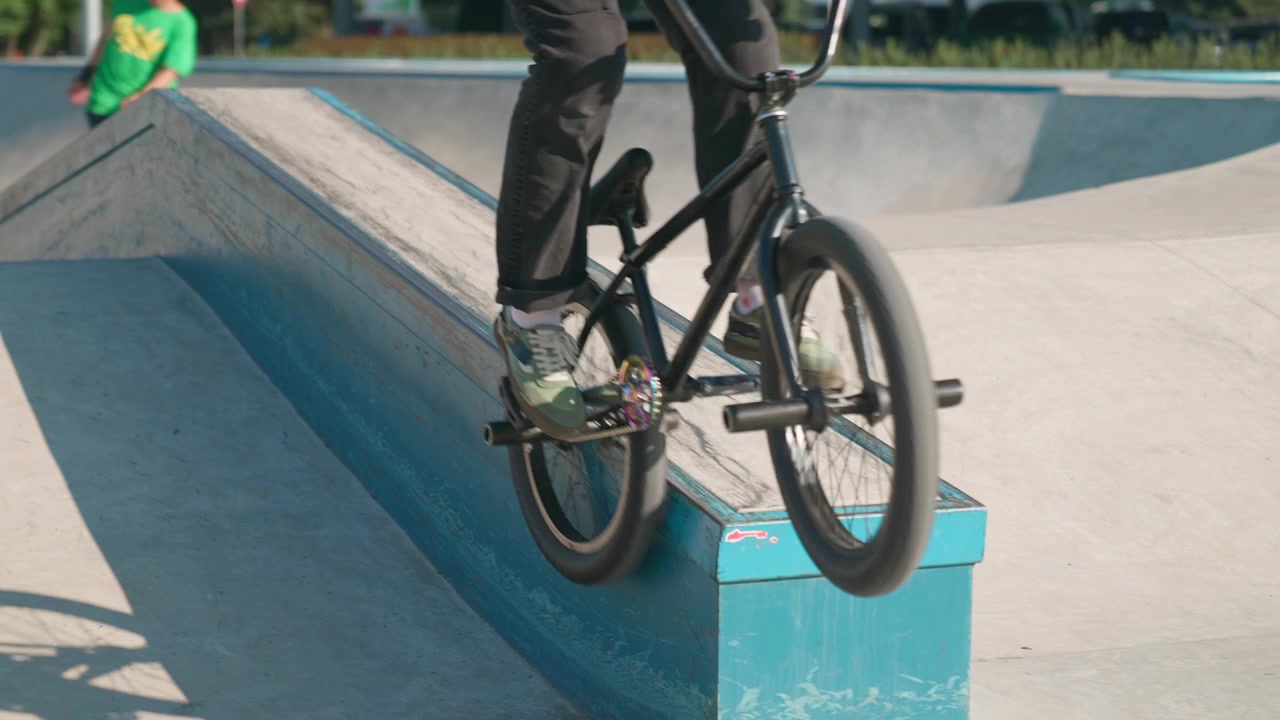 BMX-rytter udfører et trick på en kant i en skatepark