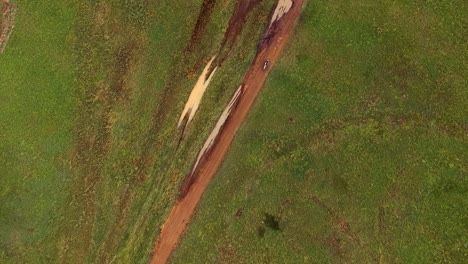 tiro de drone de moto de cross volando, tiro de arriba hacia abajo