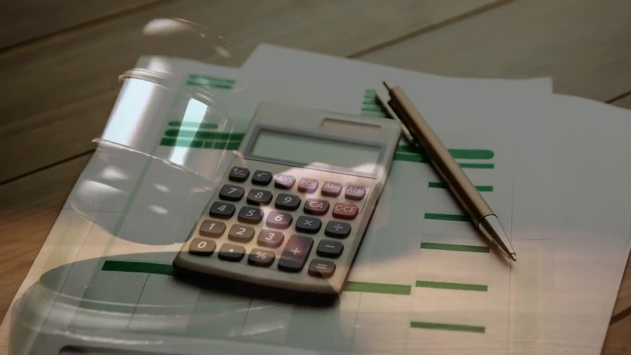 animación digital de billetes, calculadora y bolígrafo en una mesa de madera 4k