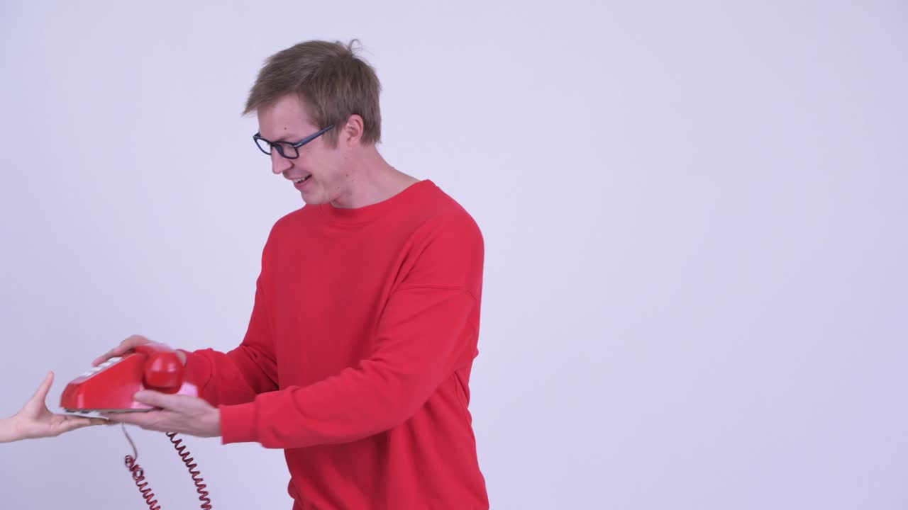 젊은 잘생긴 남자의 스튜디오 촬영