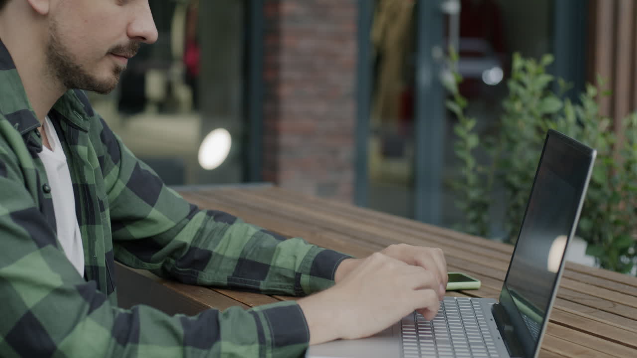 야외 카페 에서 노트북 을 사용 하는 사람