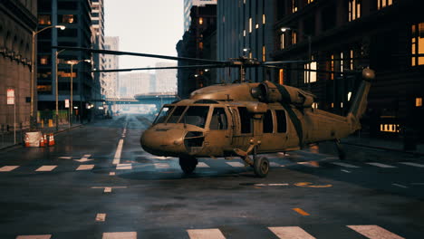 helicóptero militar en una calle de la ciudad