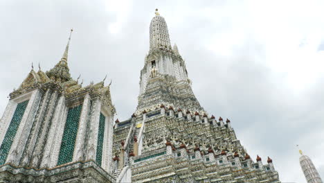 wat arun es un antiguo templo ubicado cerca del río chaophraya en bangkok, tailandia.