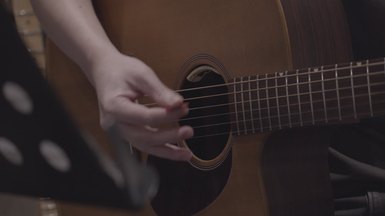 Zbliżenie: Mężczyzna grający na gitarze.