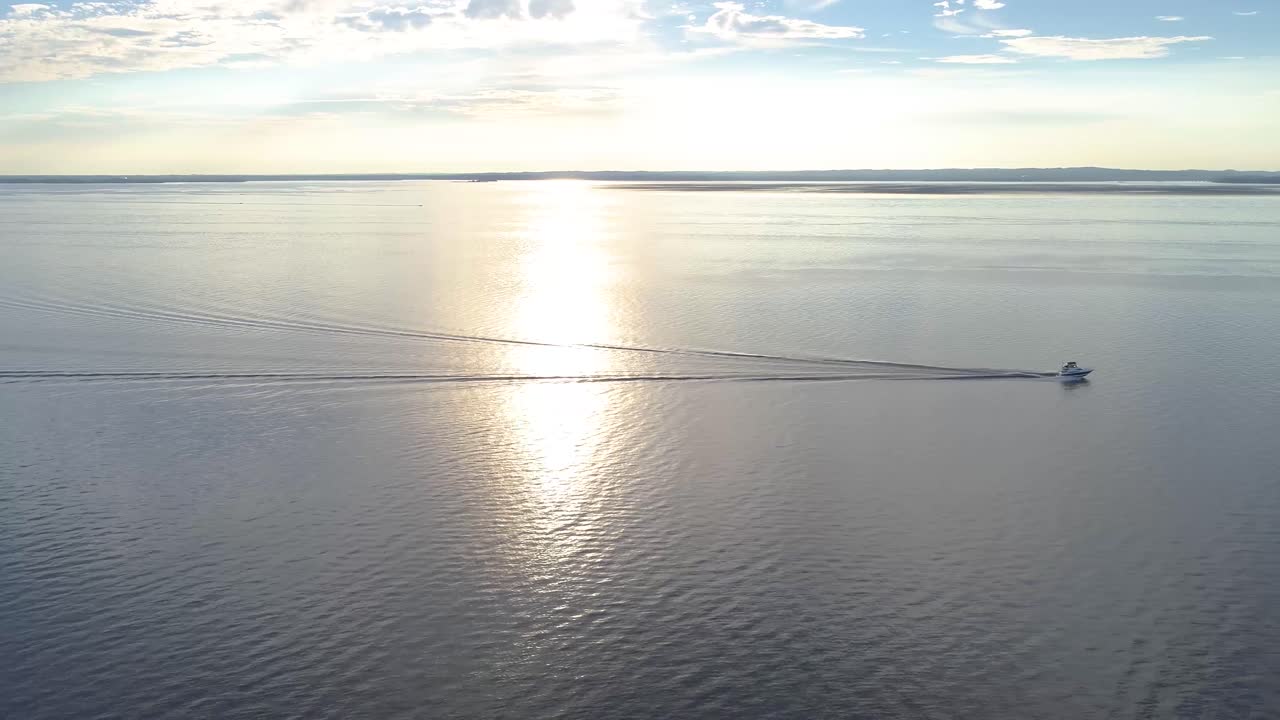 석양을 가로질러 항해하는 배를 바라보는 것