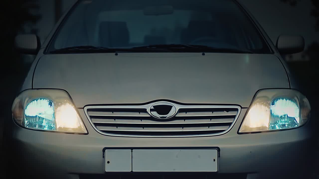 faros de automóviles que señalan el sos