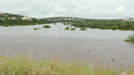 Überschwemmter-Park-Nach-Starkem-Regen