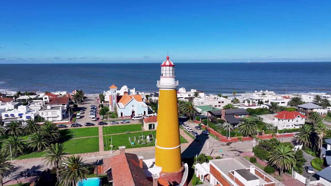 Faro di Punta del Este a Maldonado, Uruguay. Skyline costiero. Paesaggio tropicale. Viaggio estivo. Faro di Punta del Este a Punta del Este, Maldonado, Uruguay. Destinazione di viaggio.