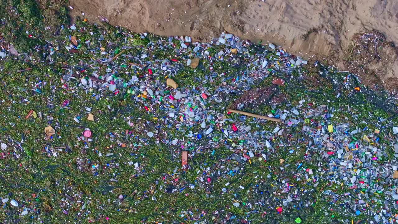 플라스틱 쓰레기, 풀, 해변의 해안선에 떠다니는 공중 전망