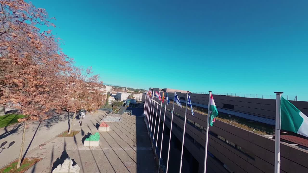 조감도: 프랑스 남부의 나무와 다른 국기 사이를 날다