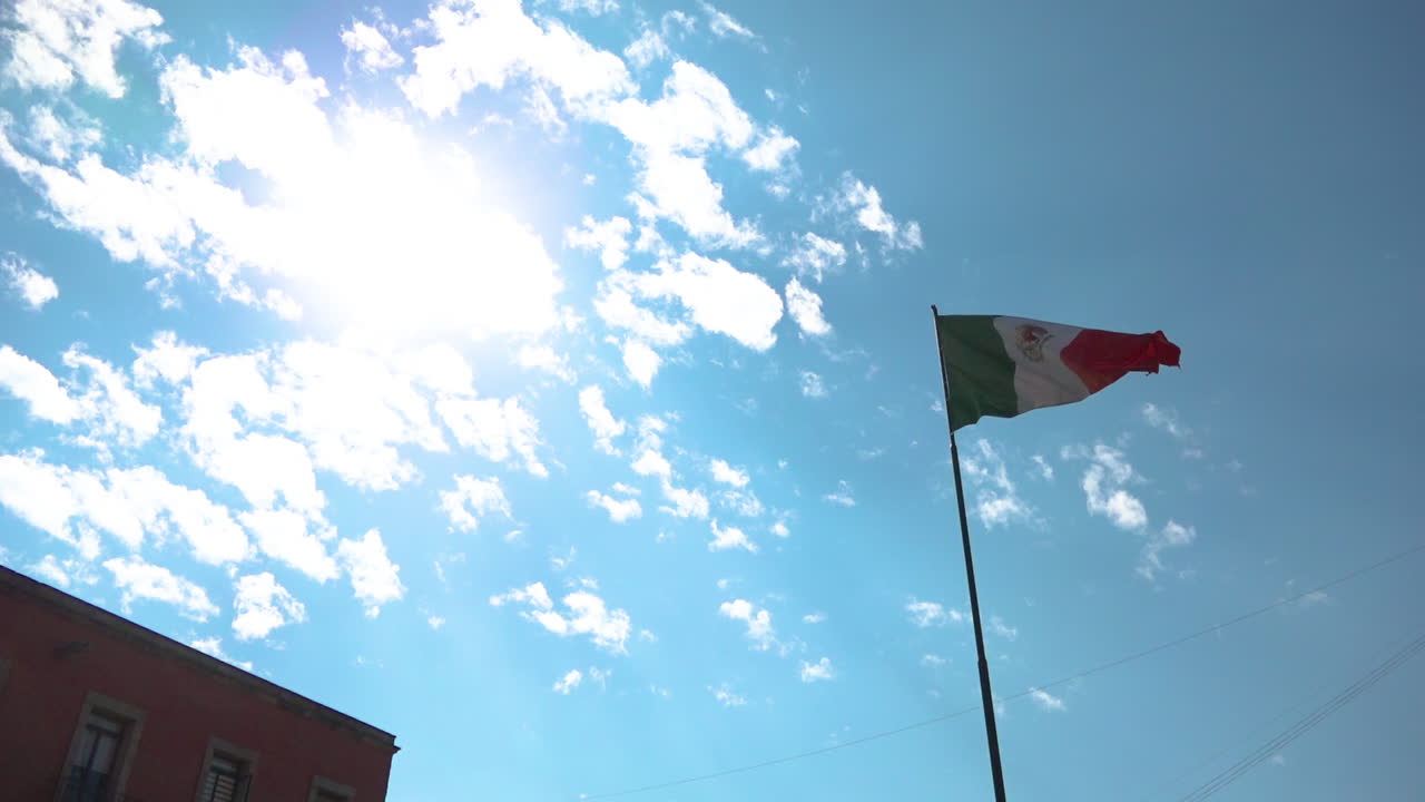 Bandiera messicana che sventola in un cielo azzurro