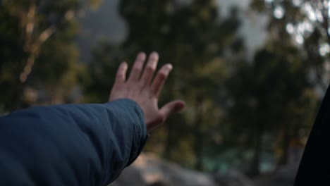 cámara lenta vista del antebrazo del brazo de la mano fuera de la ventana del automóvil de las montañas himachal en la india cinemática