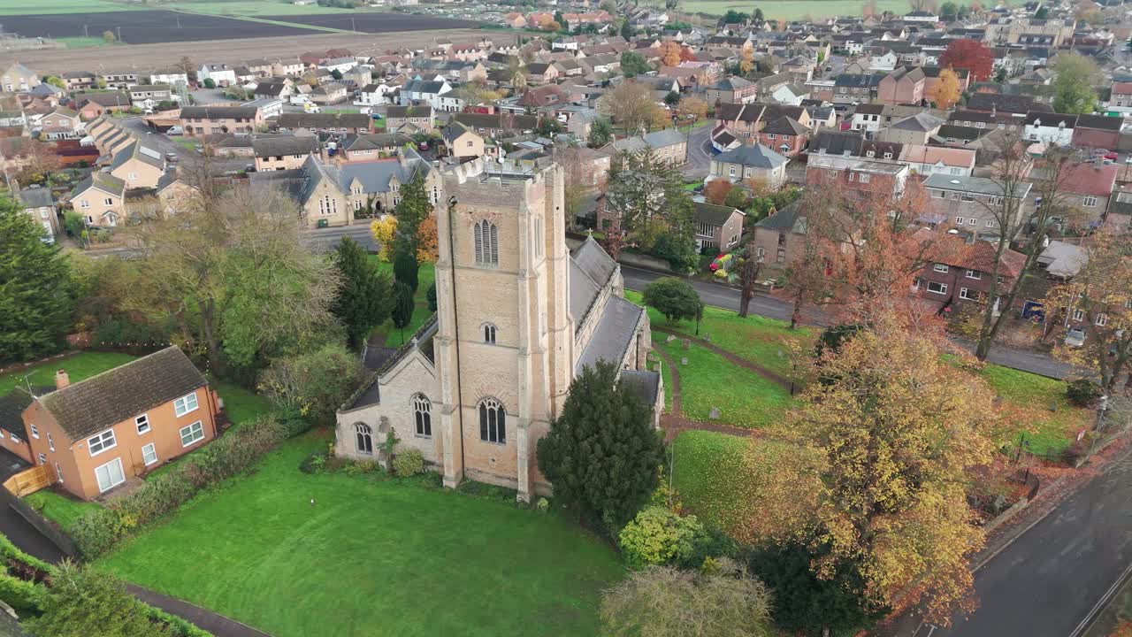 교회 와 마을 의 공중 사진