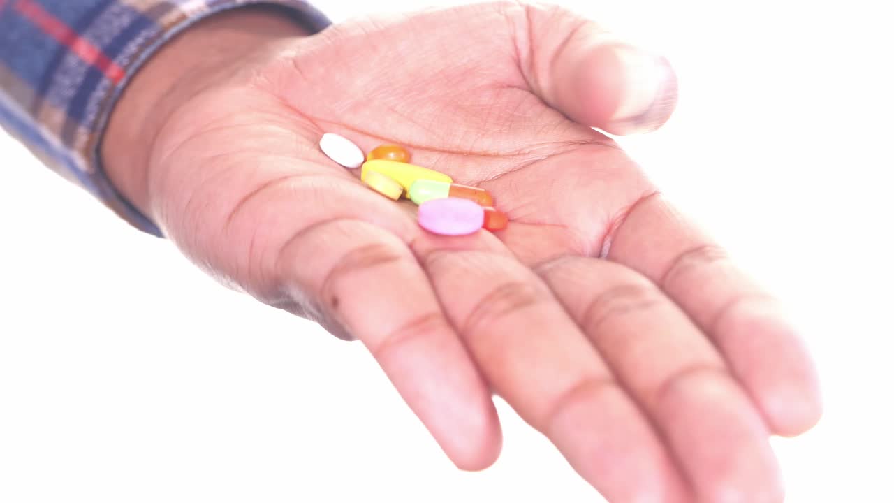 mano con varias pastillas